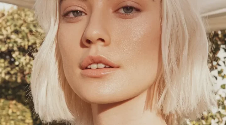 Balayage moderno, tons caramelo e cortes na altura dos ombros